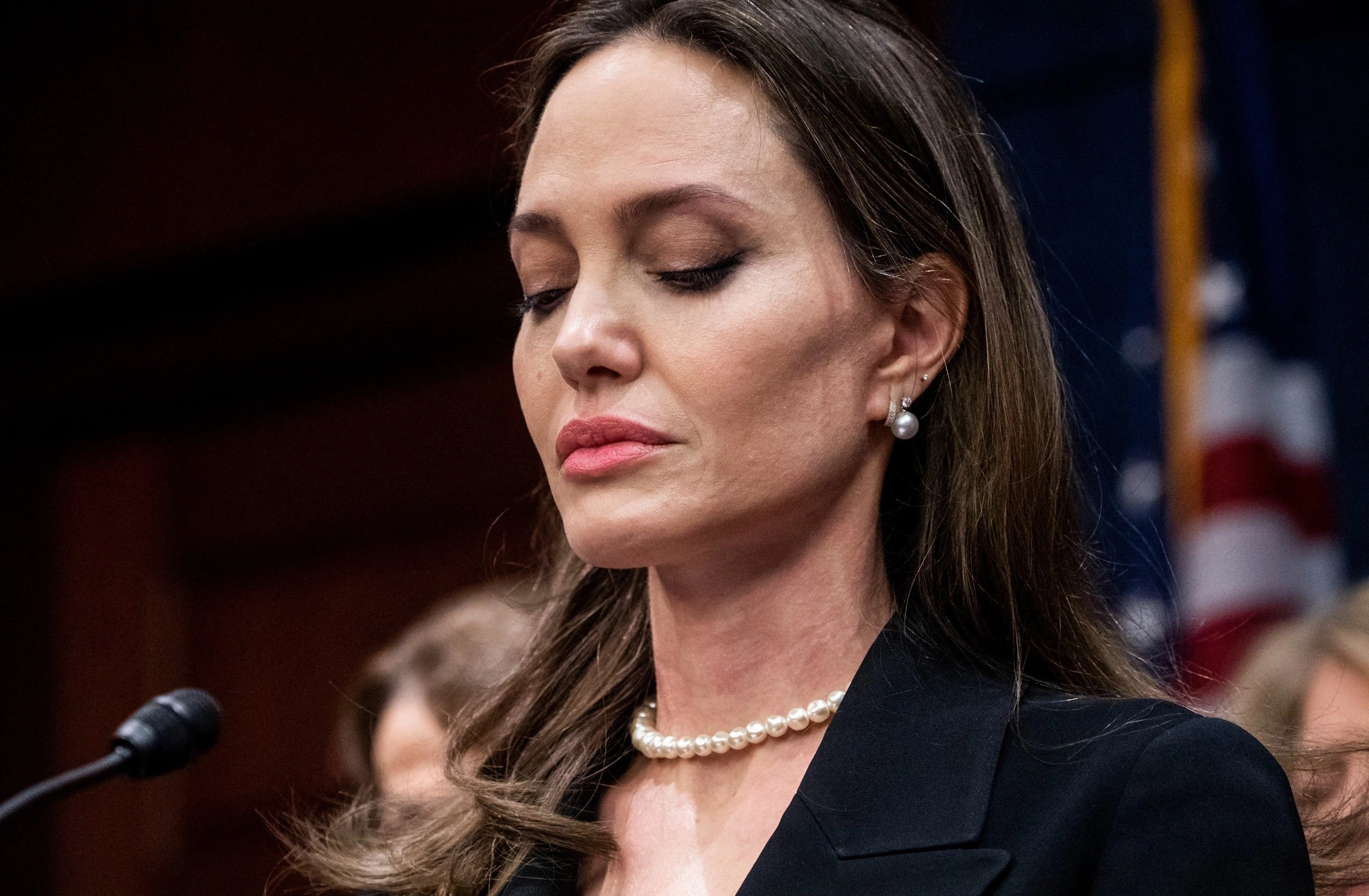 Angelina Jolie to Brad Pitt danh vao mat con tren may bay 6 nam truoc hinh anh