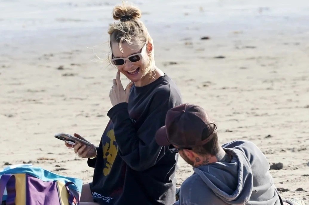 Adam Levine khang khit voi vo sau on ao ngoai tinh hinh anh