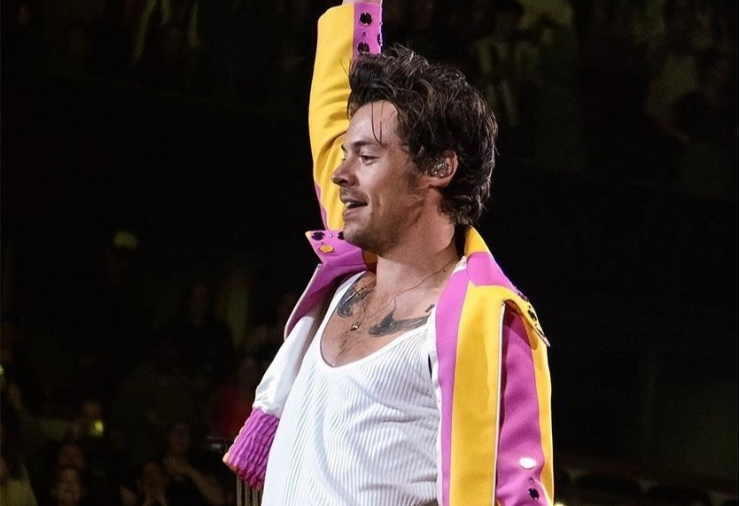 Harry Styles bi khan gia qua khich nem chai vao vung nhay cam hinh anh