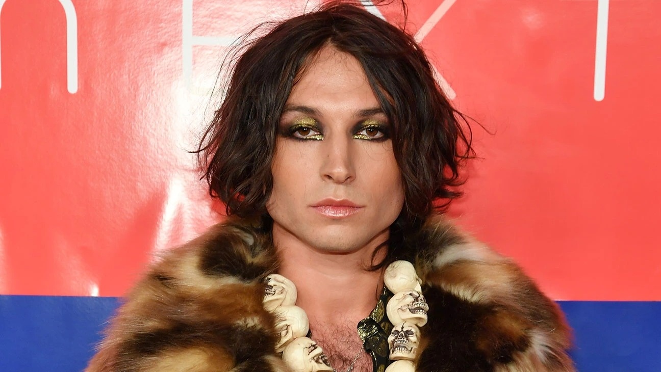 Ezra Miller be boi anh 1