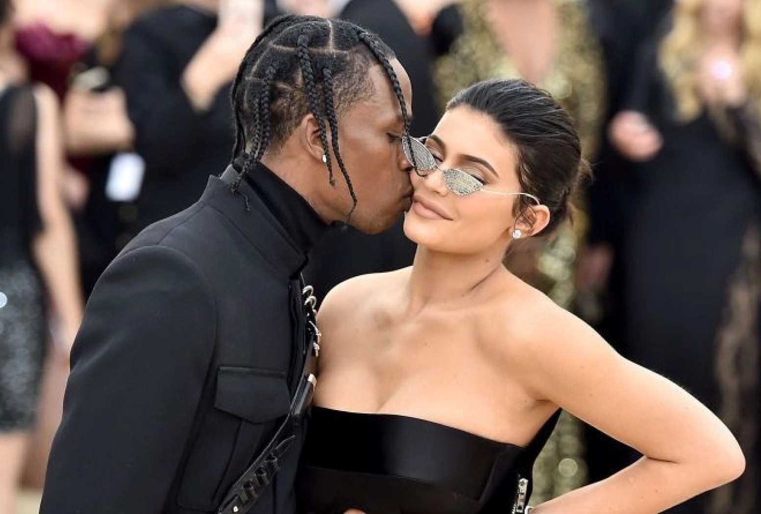 Travis Scott bi to ngoai tinh sau lung Kylie Jenner hinh anh