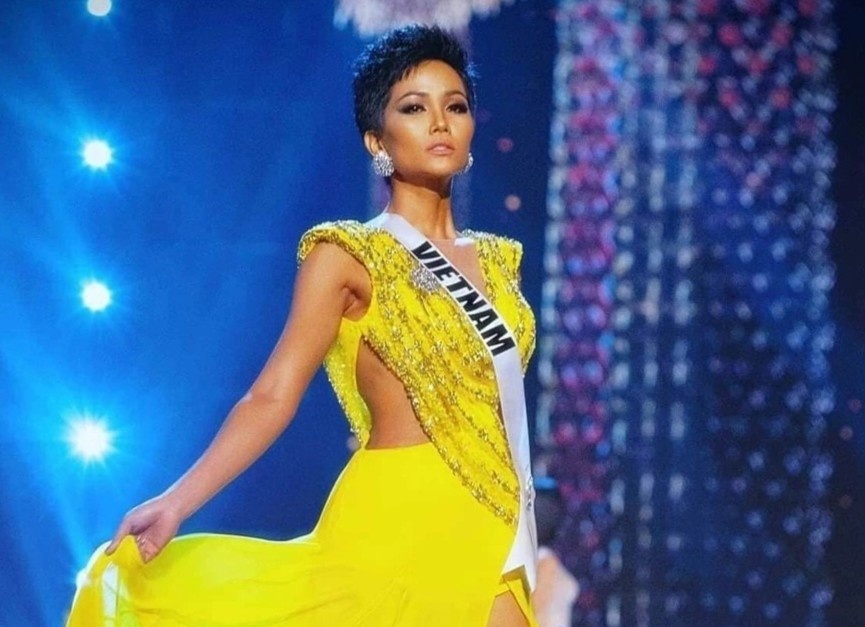 H'Hen Nie duoc Chu tich Miss Universe goi la 'A hau 3' hinh anh
