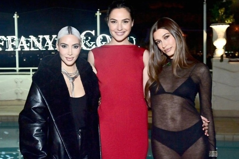 Hailey Bieber trong trang phuc xuyen thau hinh anh