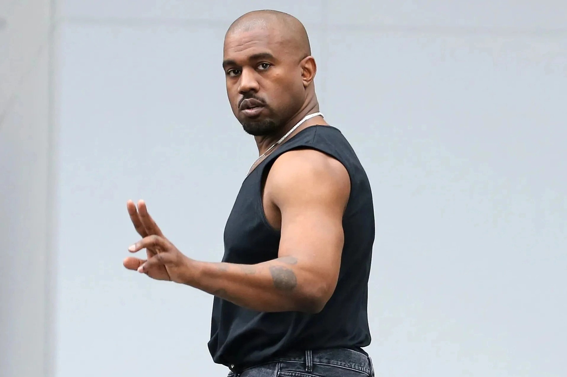 Kanye West khung hoang tai chinh sau khi mat 2 ty USD hinh anh