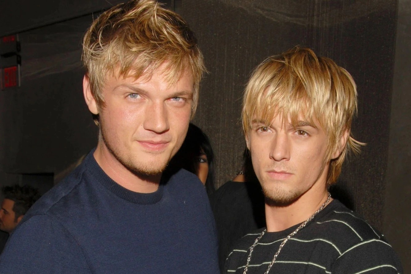 Anh trai bat khoc tren san khau sau cai chet cua Aaron Carter hinh anh