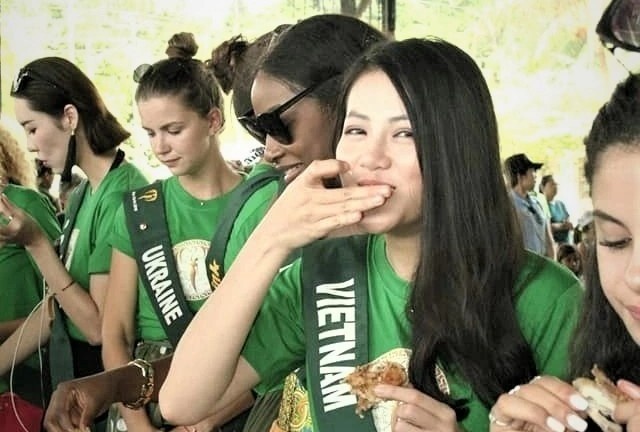 Bi hai chuyen thi sinh hoa hau bi bo doi, an boc hinh anh