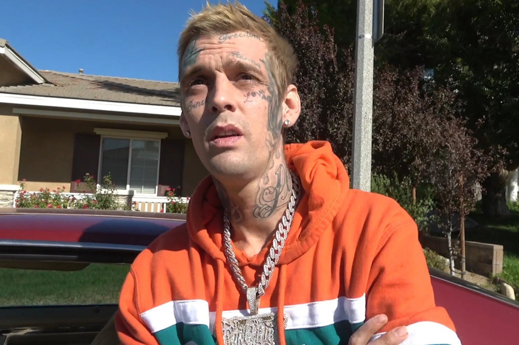 Ro ri noi dung nhay cam trong hoi ky cua Aaron Carter hinh anh