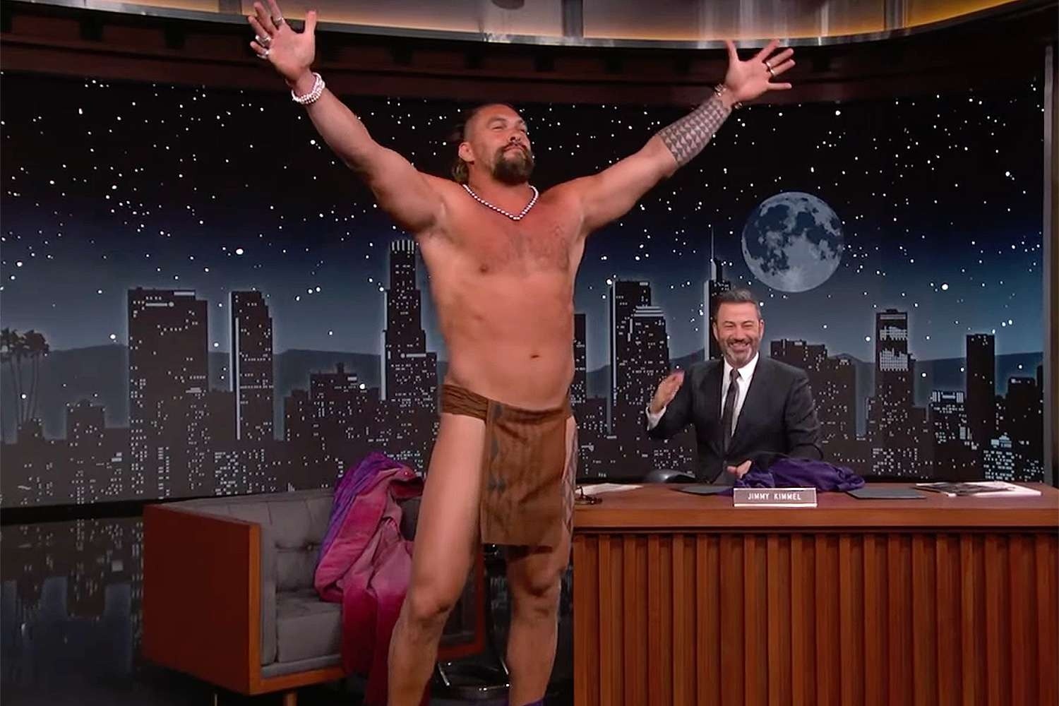 Jason Momoa va chuyen chan mac quan ao sau ly hon hinh anh