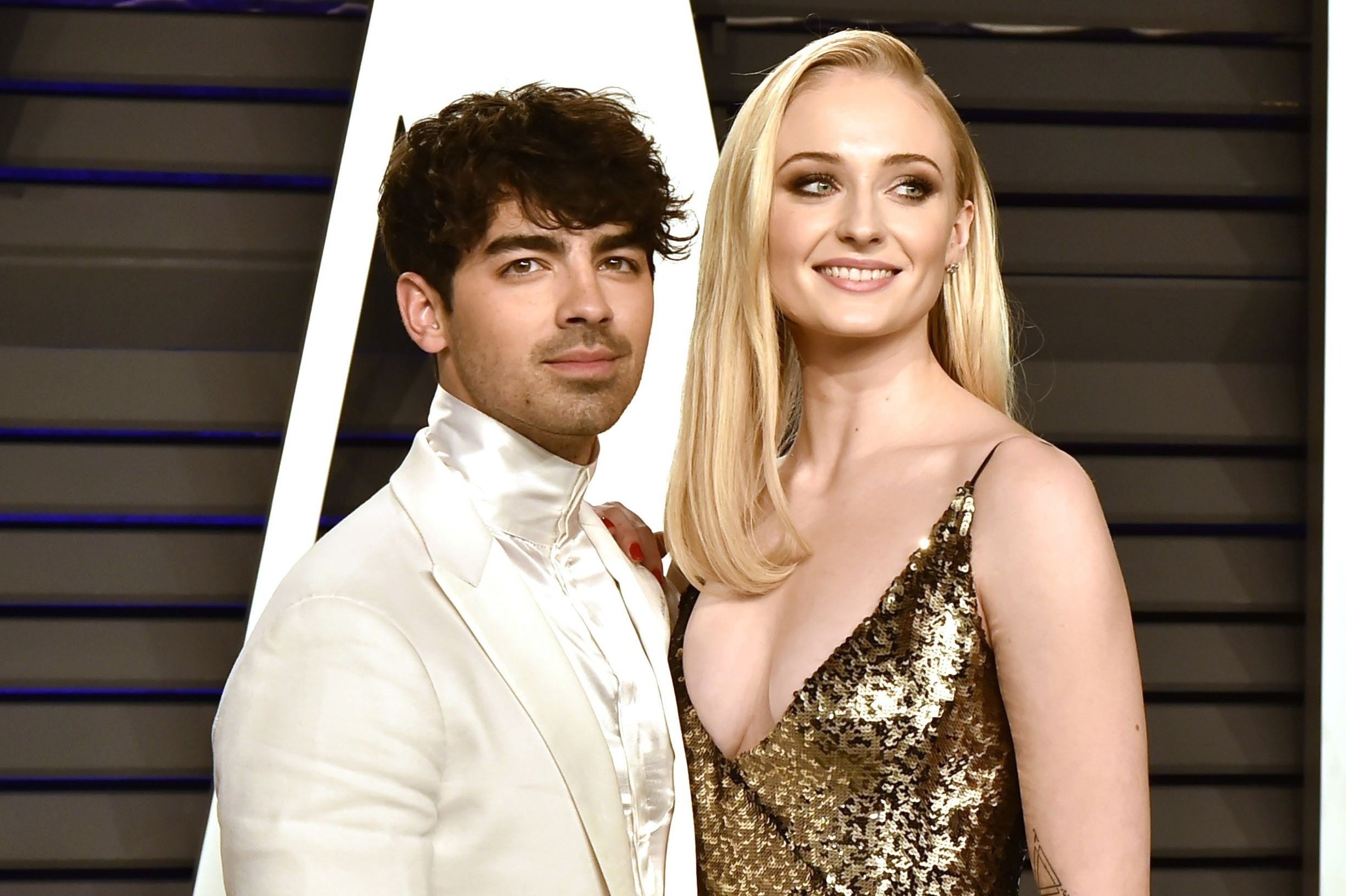 Joe Jonas mat vai Nguoi Nhen ve tay Andrew Garfield hinh anh