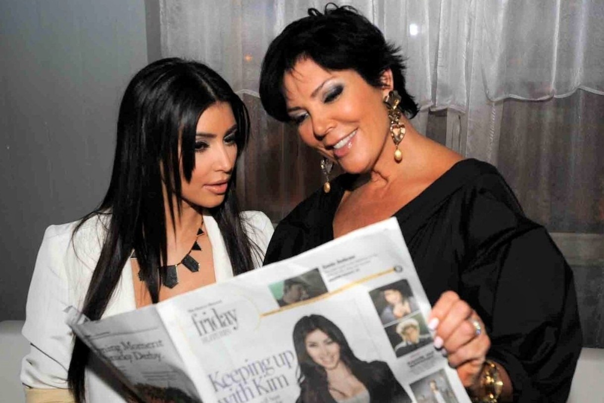 Nguoi phu nu dung sau de che ty USD cua Kim Kardashian hinh anh