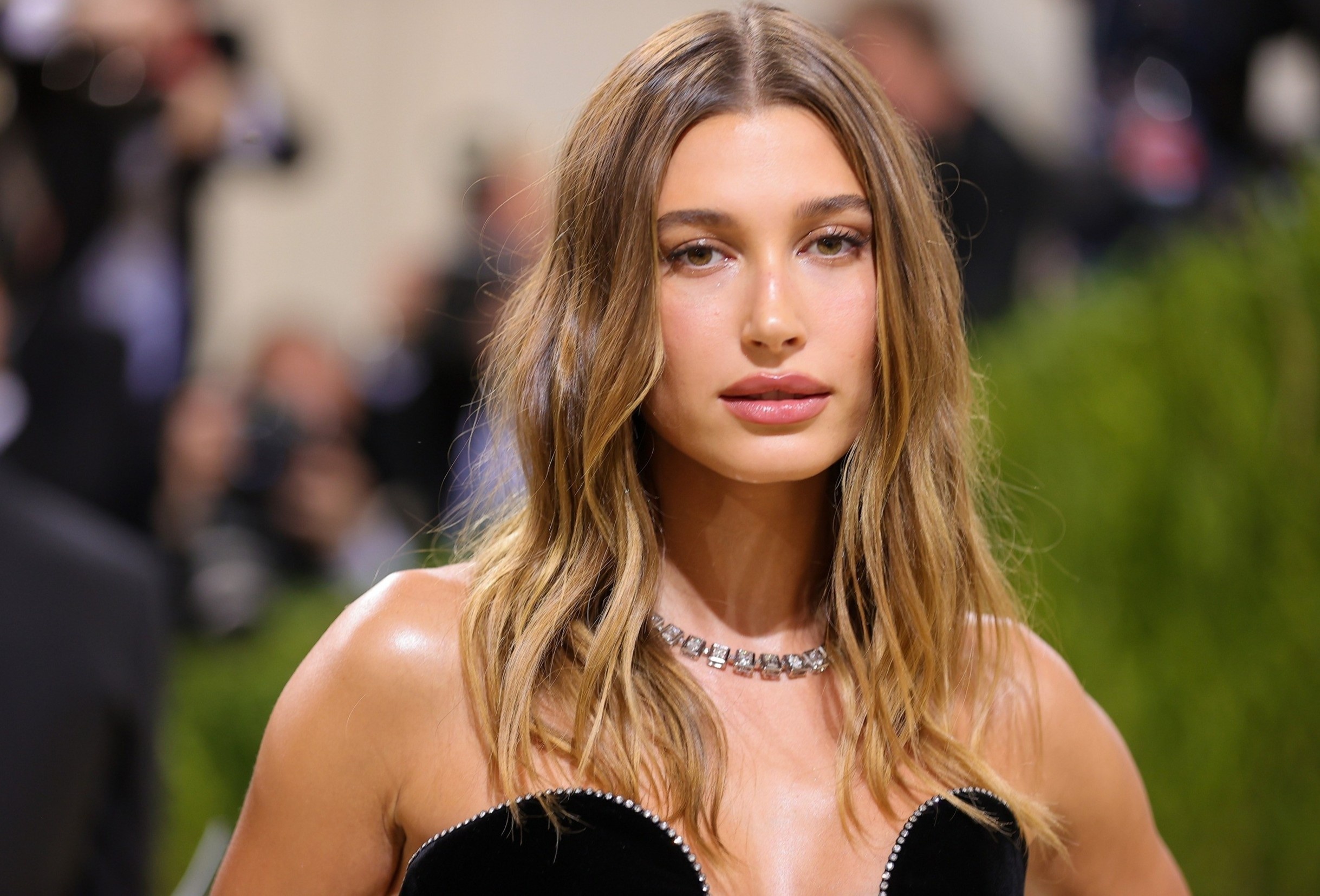 Hailey Bieber bi u nang buong trung hinh anh