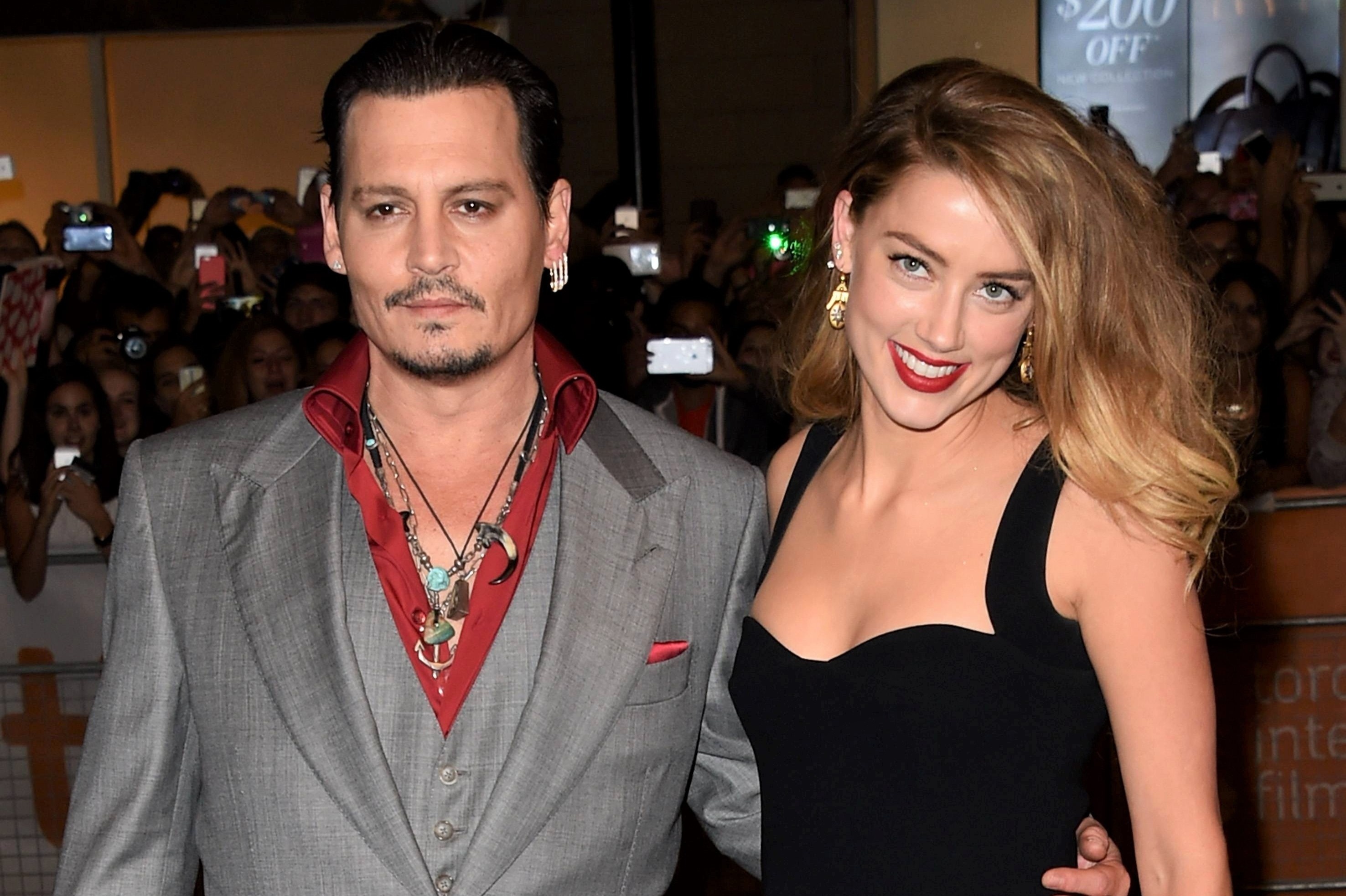 Cuon sach mo xe hon nhan doc hai cua Johnny Depp va Amber Heard hinh anh