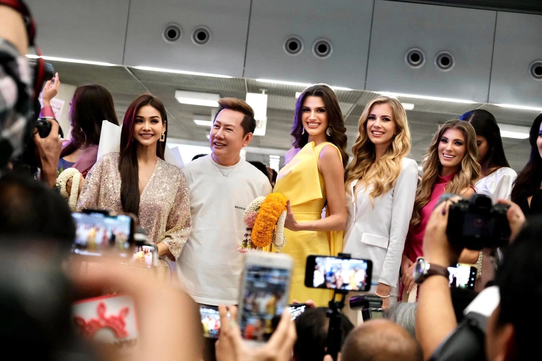 Hoa hau Hoa binh anh 2