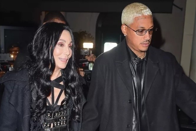 Nu ca si khong xau ho khi yeu ban trai kem 40 tuoi hinh anh