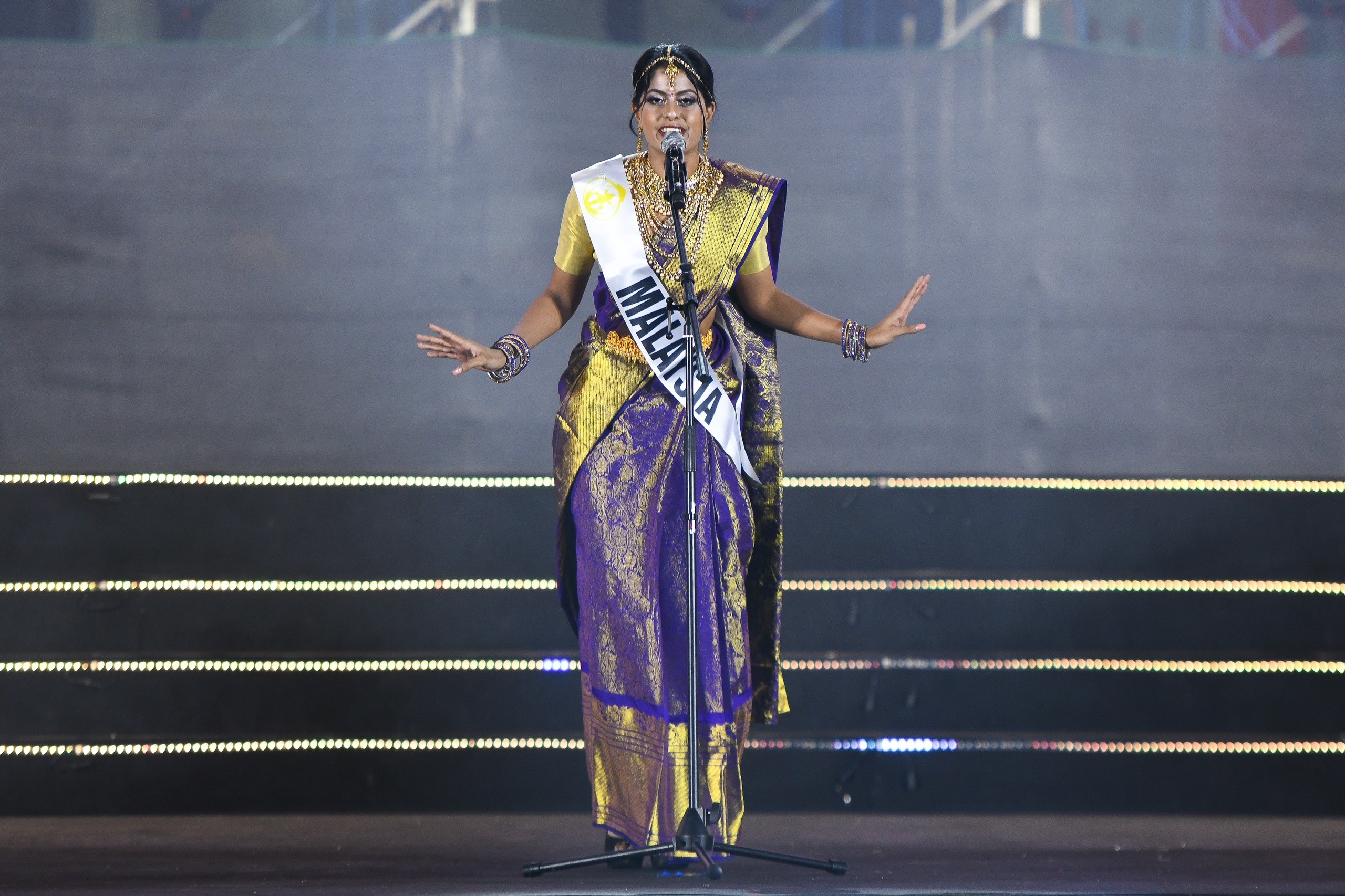 Hoa hau Du lich anh 8