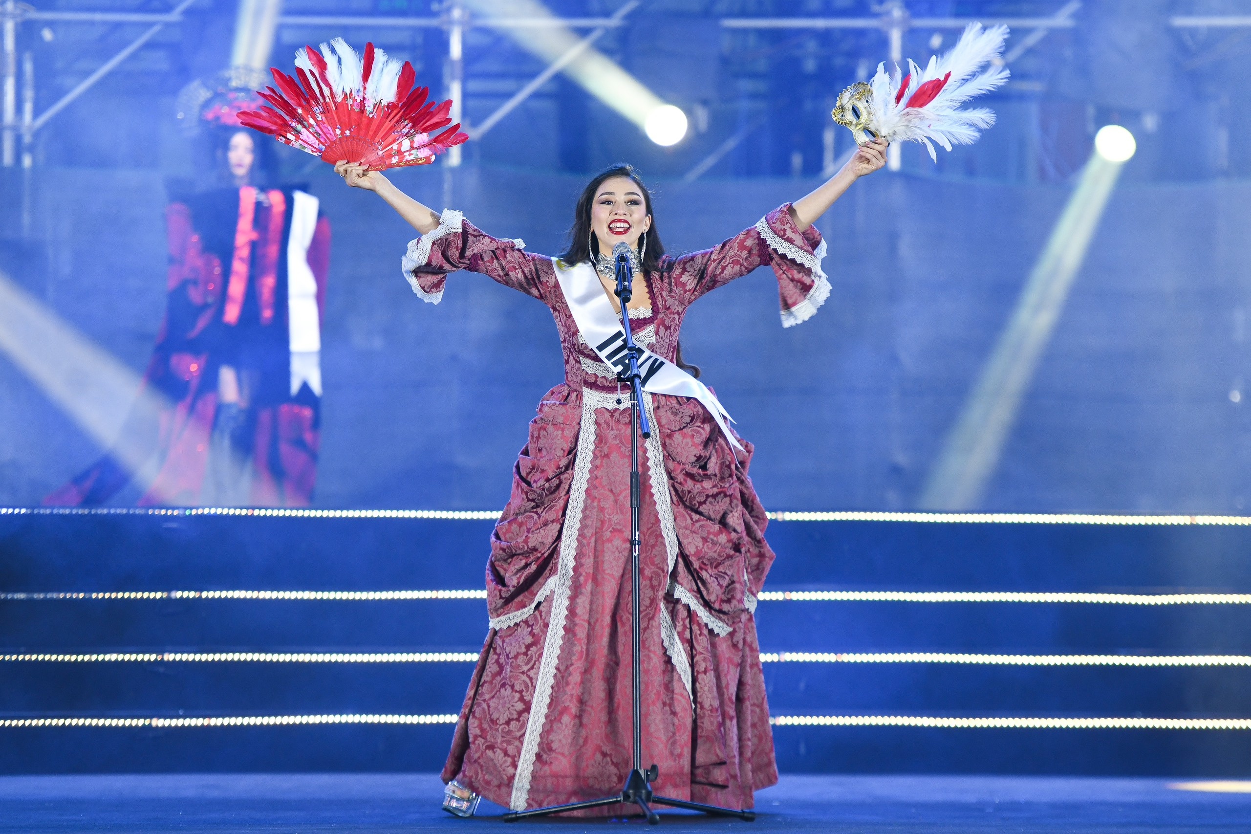 Hoa hau Du lich anh 1