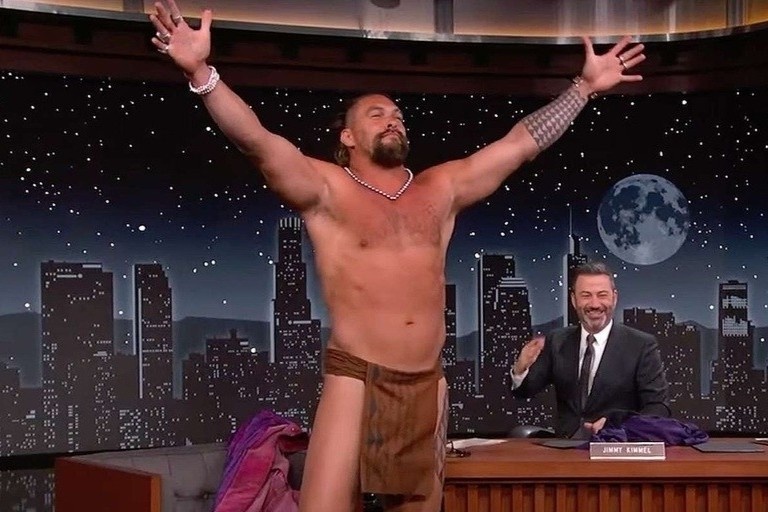 Jason Momoa tu choi vai dien khoe co bap hinh anh