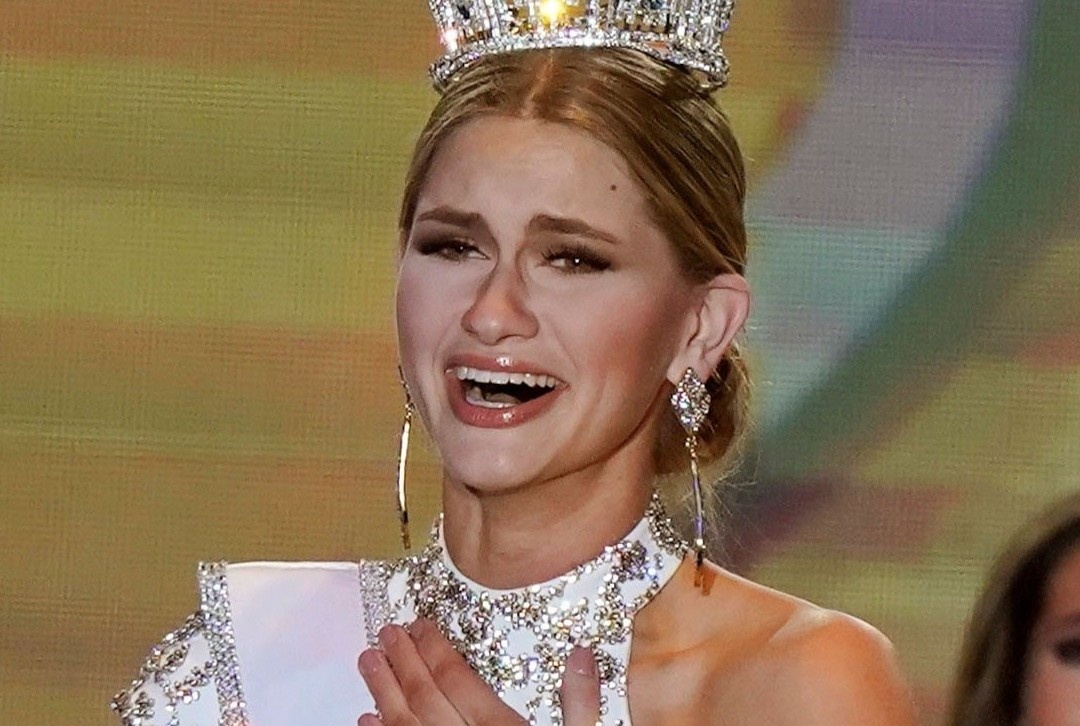 Co gai 20 tuoi dang quang Hoa hau My 2023 hinh anh