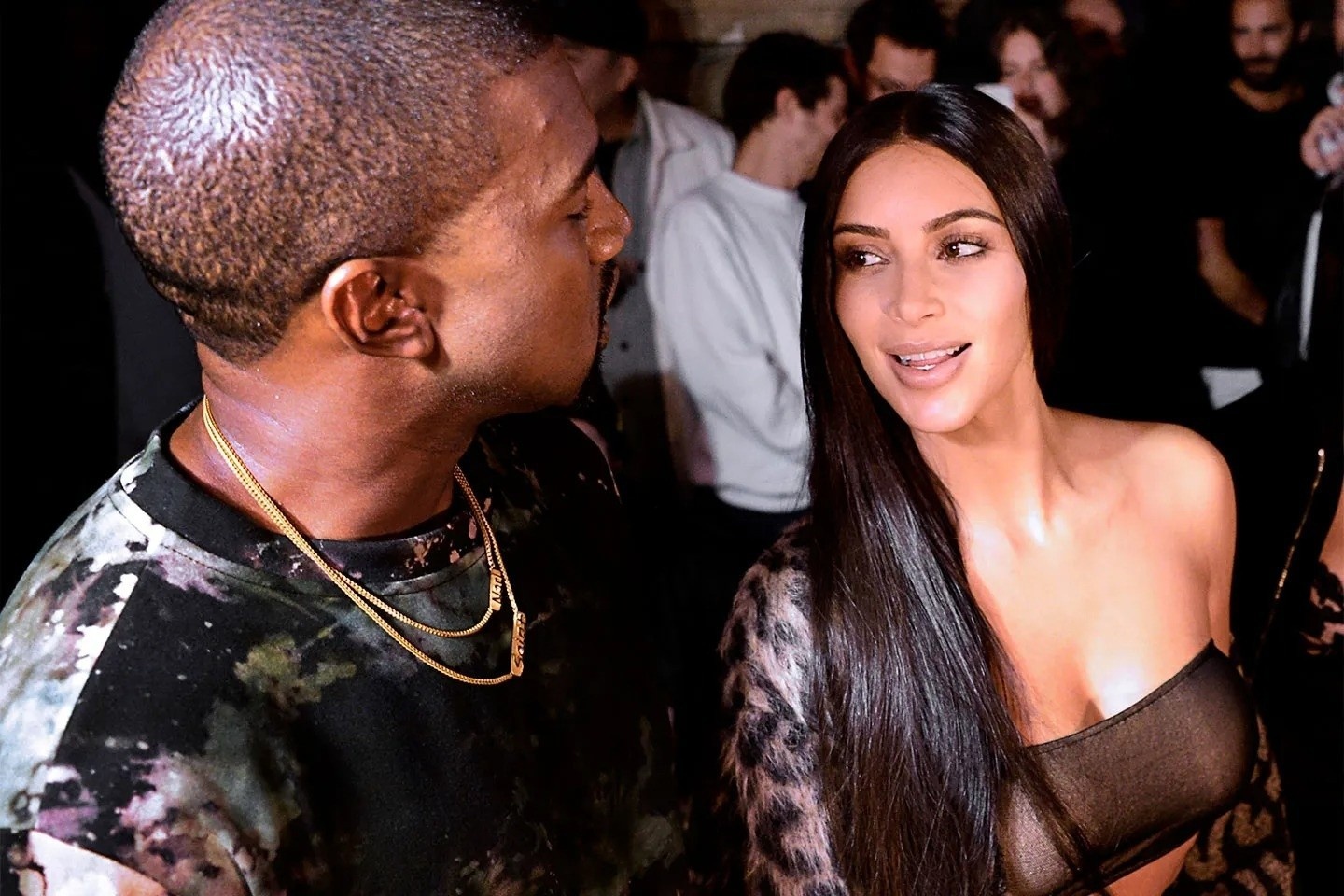 Kim Kardashian bao ve Kanye West truoc cac con hinh anh