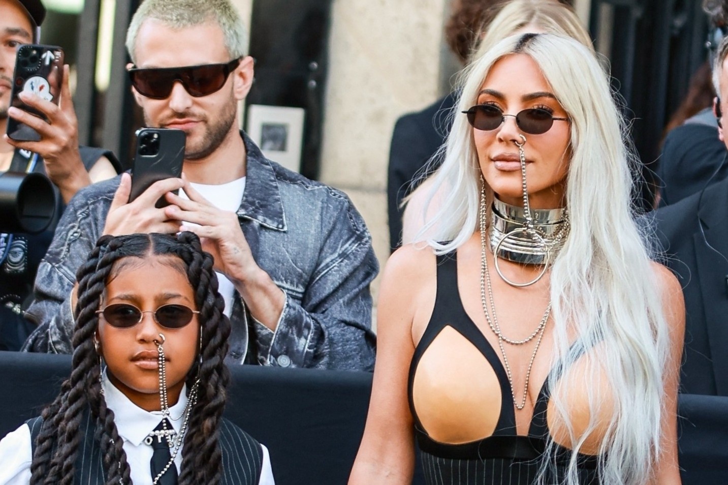 Kim Kardashian kho xu trong be boi Balenciaga tinh duc hoa tre em hinh anh