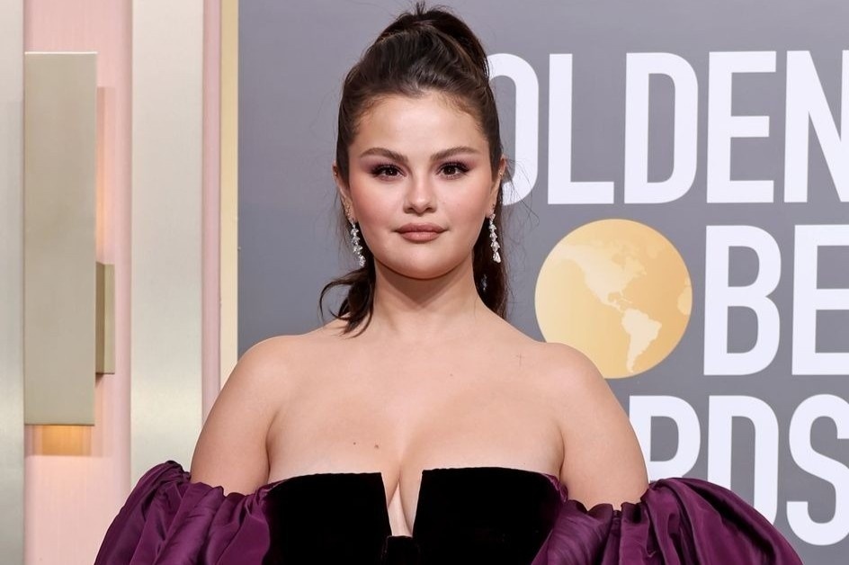 Selena Gomez mac dam cup nguc tren tham do Qua cau Vang hinh anh