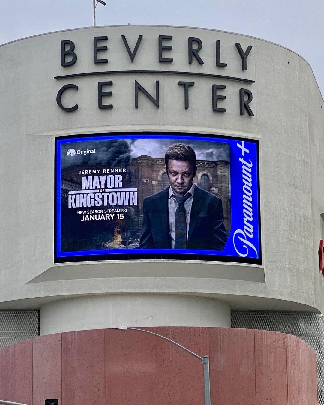 Jeremy Renner xuất viện ảnh 2 Jeremy Renner xuat vien anh 2