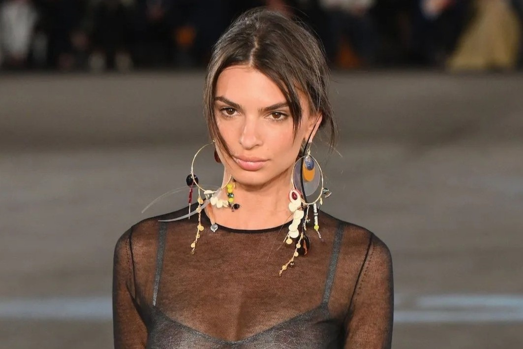 Emily Ratajkowski co tinh moi hinh anh