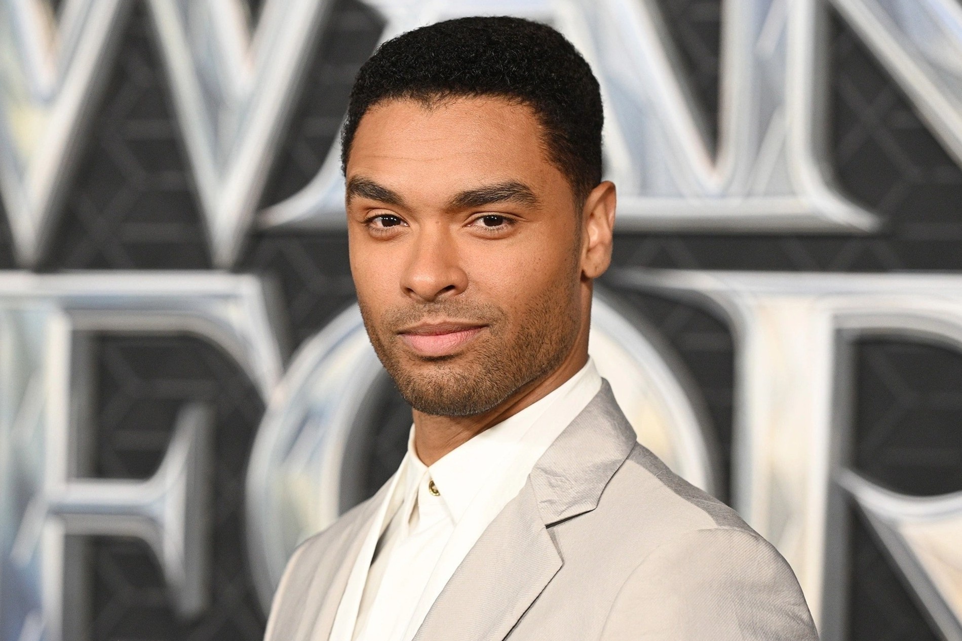 Guong mat ty le vang cua nam chinh 'Bridgerton' hinh anh