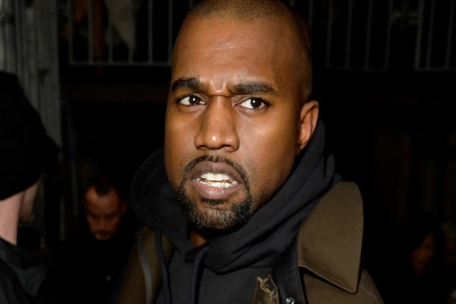 Kanye West nem vo dien thoai cua mot phu nu hinh anh