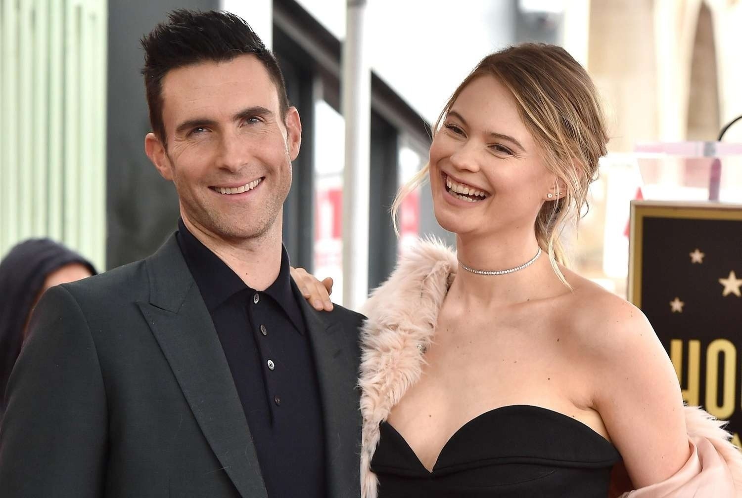 Vo chong Adam Levine chao don con thu ba hinh anh