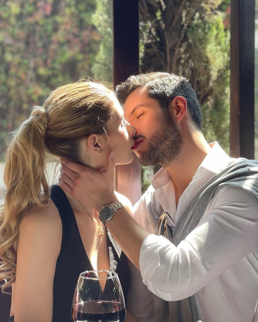 Hoa hau Hoa binh anh 1