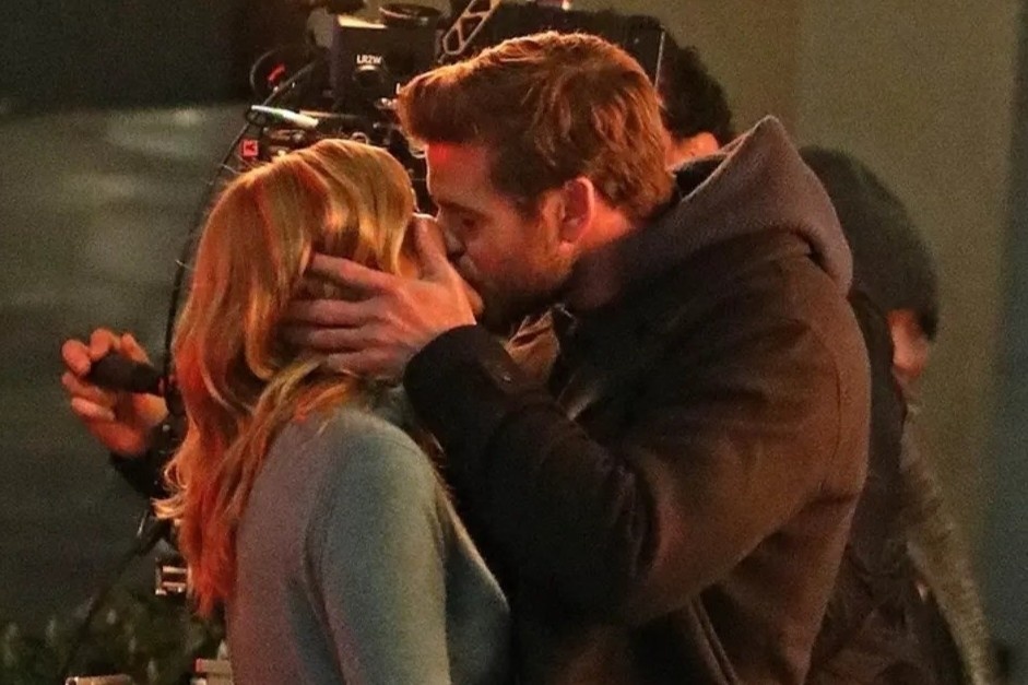 Liam Hemsworth hon ban dien 55 tuoi hinh anh