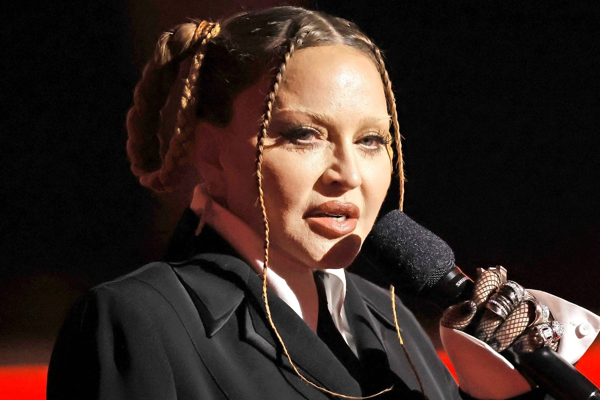 Madonna buc xuc khi bi che nhao guong mat do cung hinh anh