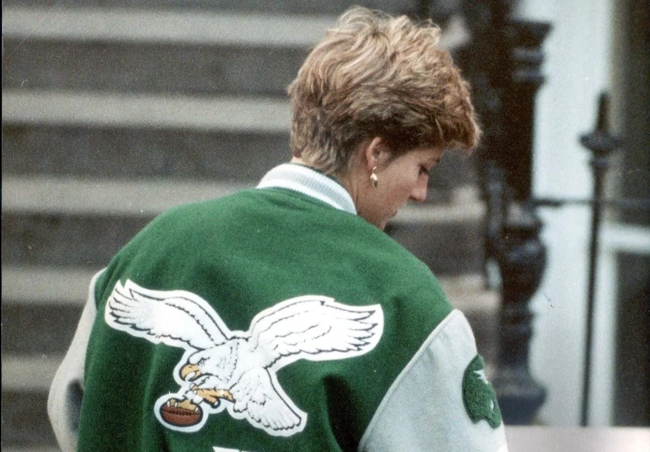 Dang sau chiec ao khoac bieu tuong cua Cong nuong Diana hinh anh