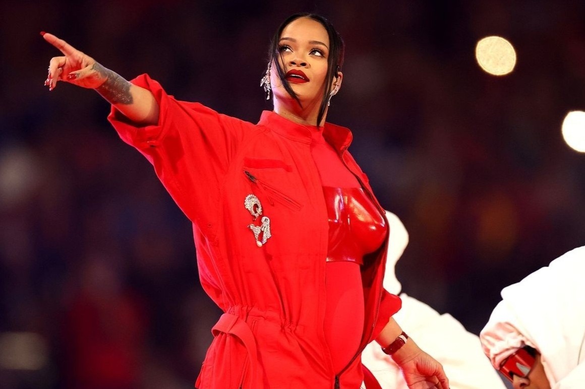 Rihanna lo bung bau tren san khau Super Bowl hinh anh
