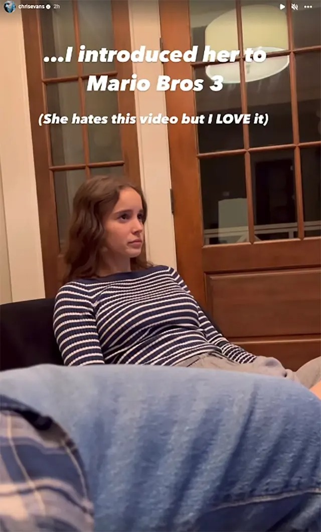 Chris Evans khoe ban gai anh 2