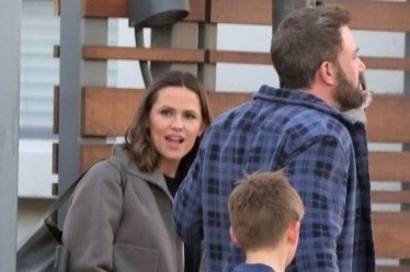 Phan ung cua Ben Affleck khi gap vo cu Jennifer Garner hinh anh