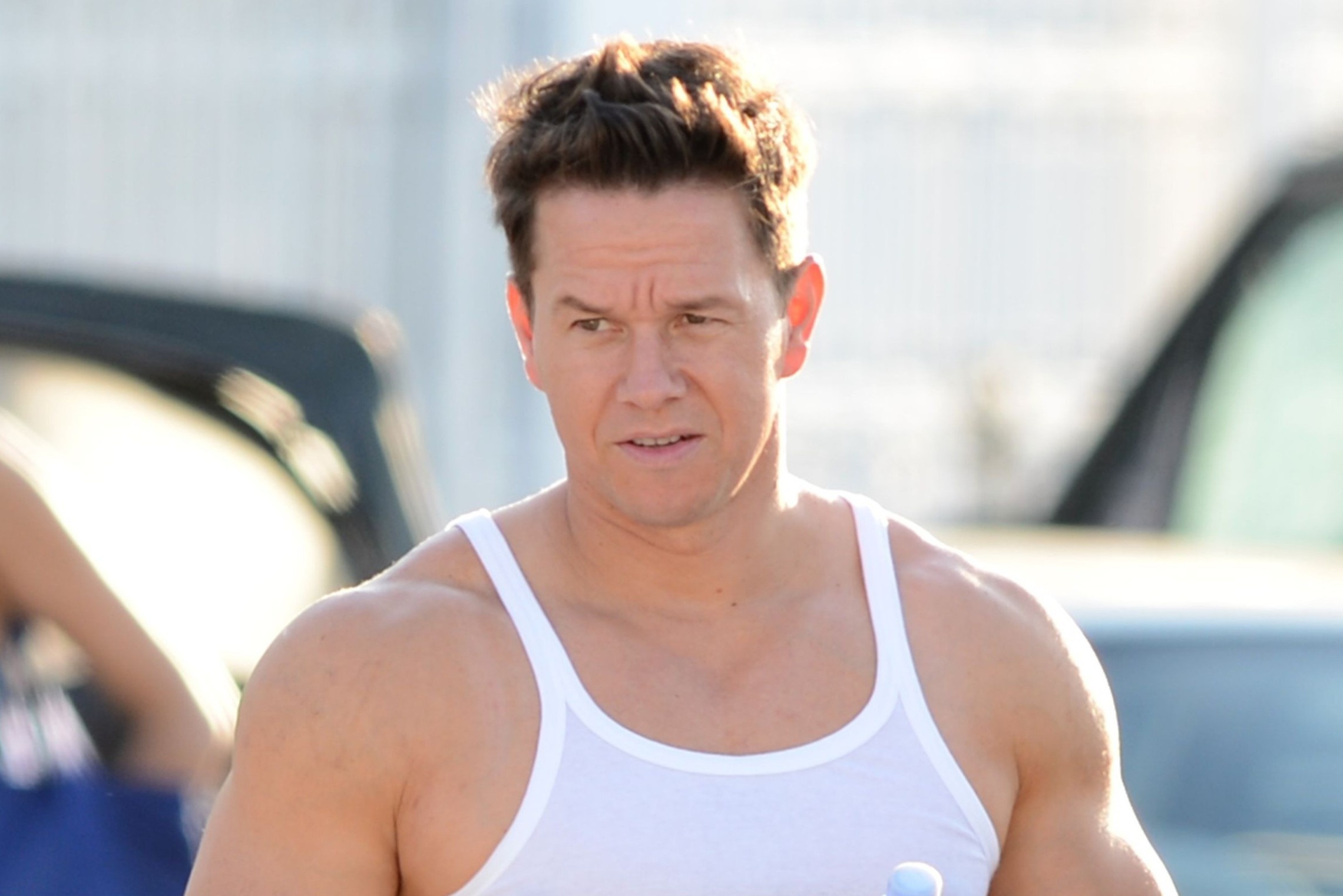 Mark Wahlberg ha gia ban biet thu tu 87,5 xuong 55 trieu USD hinh anh