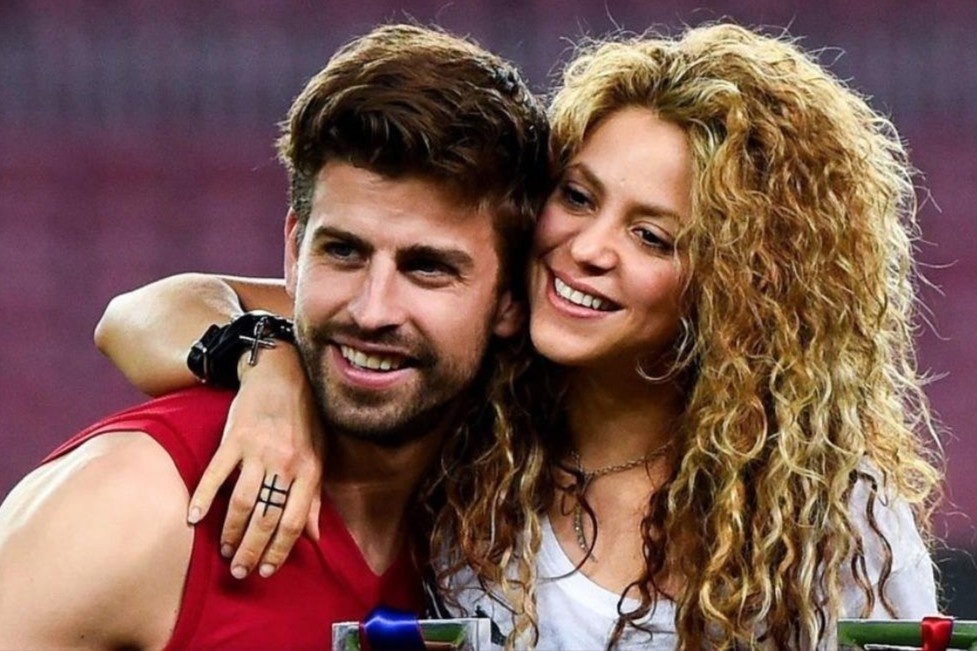 Pique tiep tuc bi Shakira chi trich trong bai hat moi hinh anh