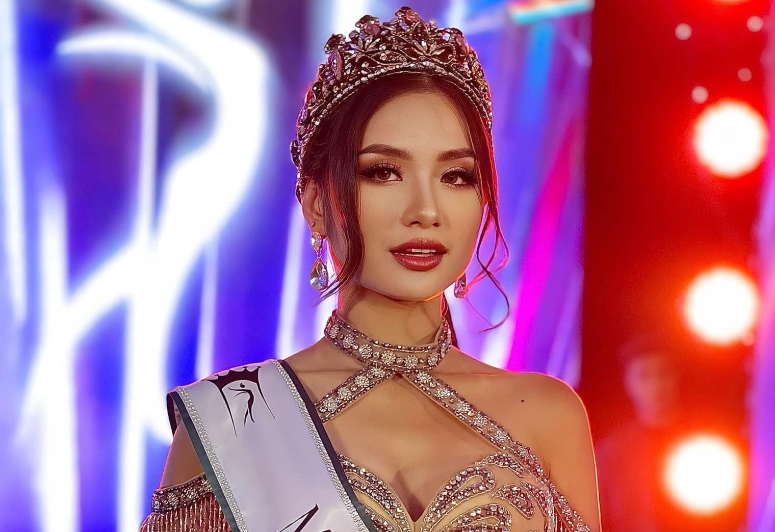 Nguyen Thanh Ha dang quang Hoa hau Sinh thai Quoc te hinh anh