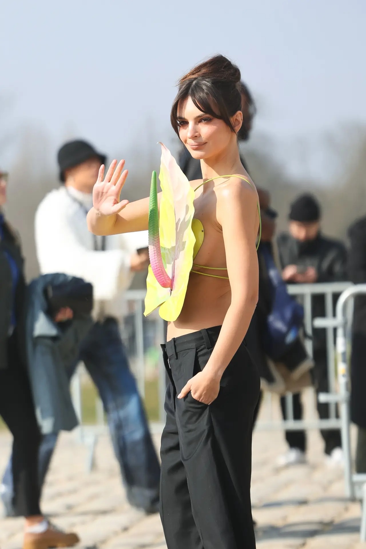 Emily Ratajkowski mac kho hieu anh 1