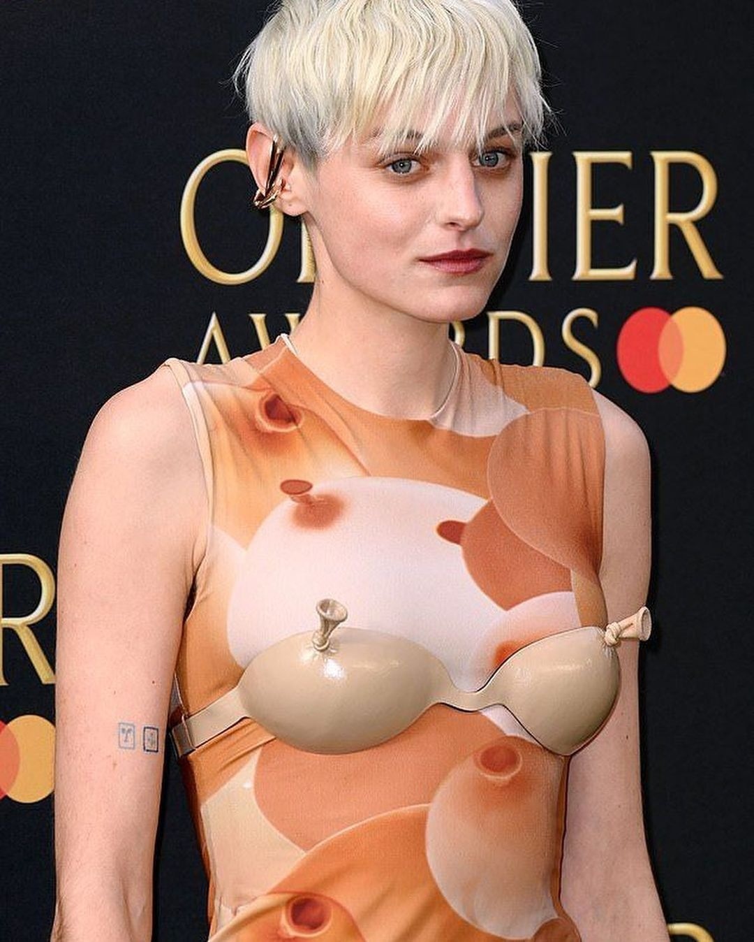 Emily Ratajkowski mac kho hieu anh 4