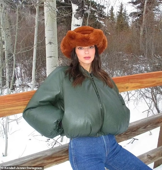 Emily Ratajkowski mac kho hieu anh 3