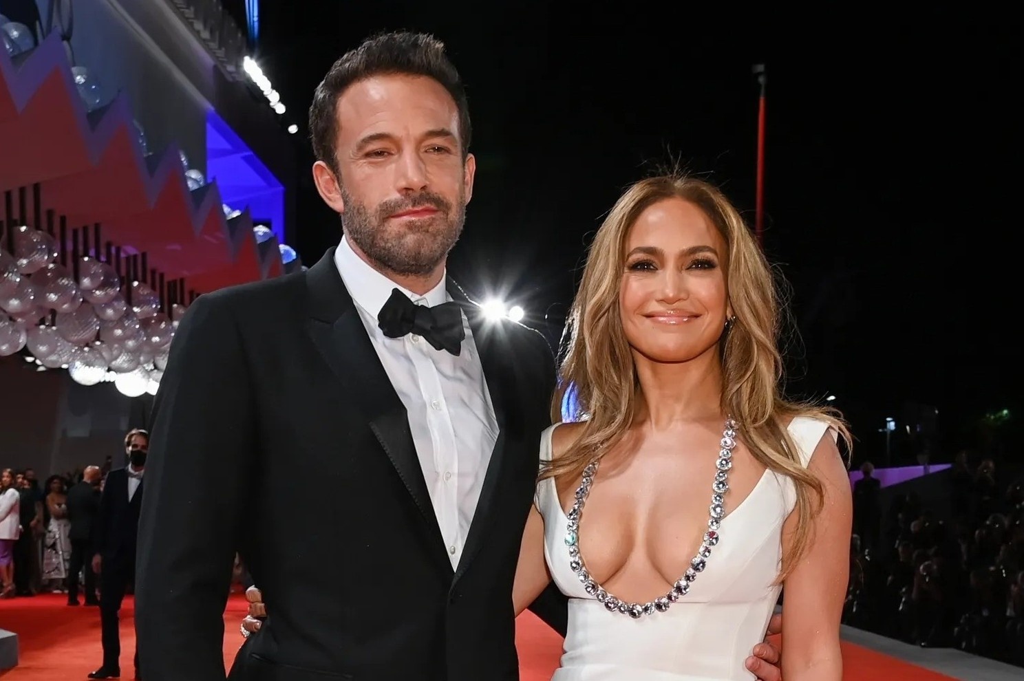 Dinh thu 64 trieu USD cua vo chong Jennifer Lopez hinh anh