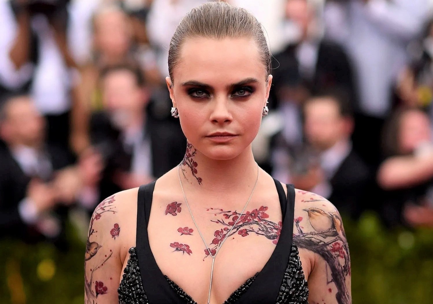 Sieu mau Cara Delevingne xoa loat hinh xam sau khi cai nghien hinh anh