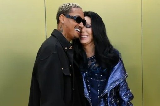 Danh ca Cher hon ban trai kem 40 tuoi tren tham do hinh anh