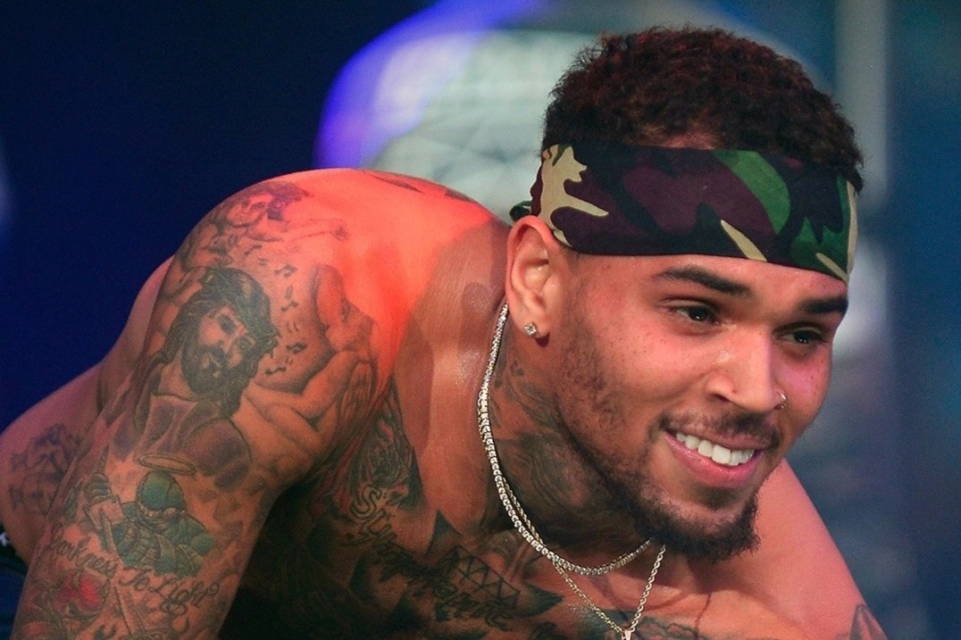 Chris Brown bi chi trich bieu dien goi duc hinh anh