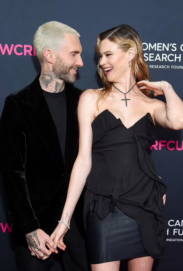 Adam Levine ngoai tinh anh 3