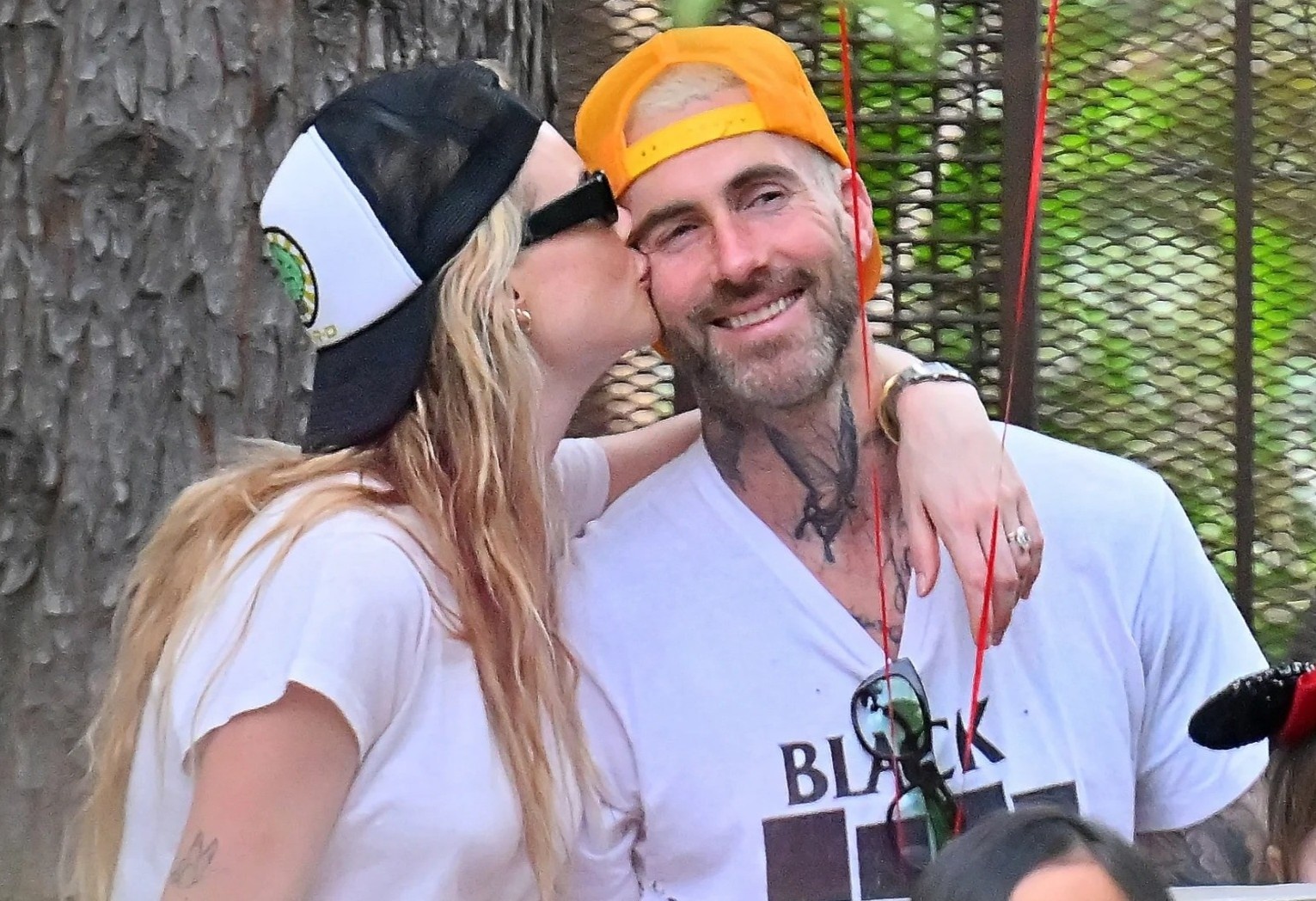 Adam Levine quan quyt vo sau be boi ngoai tinh hinh anh