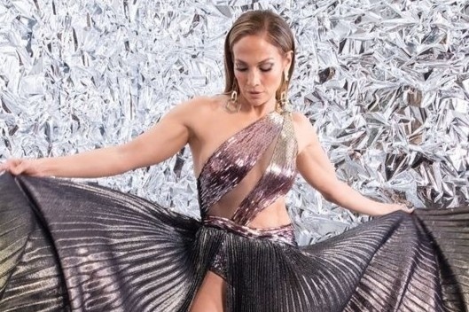 So thich dien vay xe den eo cua Jennifer Lopez hinh anh